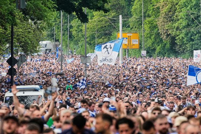 Шалке 04 започва предсезонната си подготовка за завръщането си в Бундеслигата на фона на несигурността около Джеко