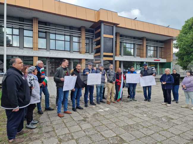 Пловдивчани излязоха на мирен протест, за да изразят недоволството си от преустановяването на дейността на Автогара „Север“