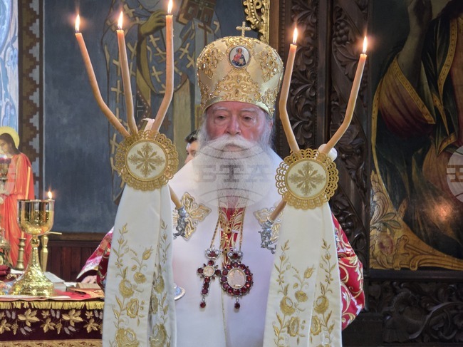 Да се научим да благодарим на Господа за всичко, призова Ловчанският митрополит Гавриил в троянския храм „Св. преподобна Параскева“