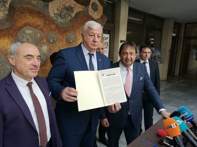 Министър Шишков връчи разрешителното за ползване на стадион "Христо Ботев" на кмета на Пловдив Здравко Димитров