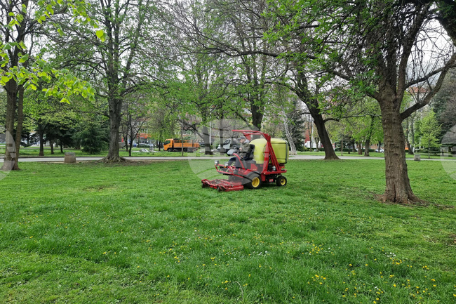 Около 45 екипа в момента косят зелените пространства в цяла София, съобщи кметът Васил Терзиев