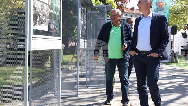 Фотоизложба "Колоезденето в София" бе открита пред НДК в присъствието на спортния министър Димитър Илиев