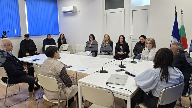 В дискусия, част от инициативата „Приеми ме“, се включиха представители на институции, духовници и приемни родители в пресклуба на БТА в Благоевград 