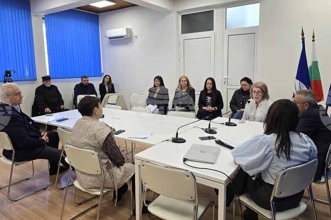 В дискусия, част от инициативата „Приеми ме“, се включиха представители на институции, духовници и приемни родители в пресклуба на БТА в Благоевград 