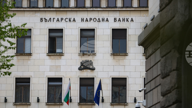 Процедурата по одобрение на възпоменателната монета от 2 евро с българската азбука продължава, но вече е извън полето на експертно-техническата оценка, заявиха от БНБ