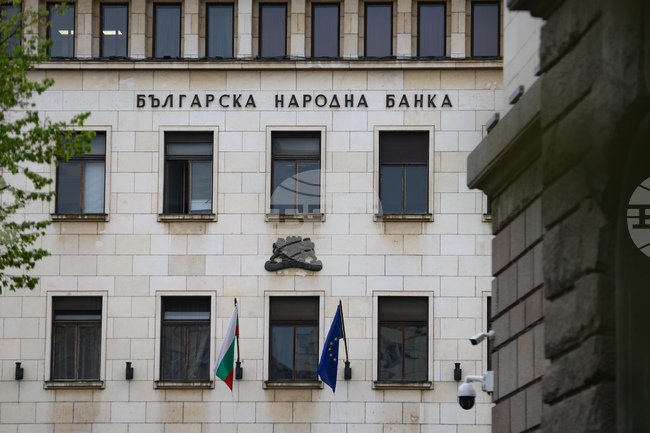 Процедурата по одобрение на възпоменателната монета от 2 евро с българската азбука продължава, но вече е извън полето на експертно-техническата оценка, заявиха от БНБ