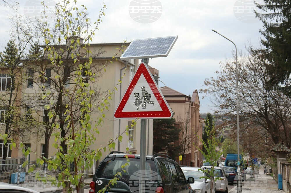 За по-безопасно движение в Попово монтираха LED соларни пътни знаци