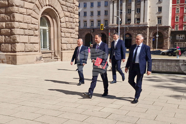 Представители на „Прогресивна България“ пристигнаха на „Дондуков“ 2 за консултациите с президента Илияна Йотова