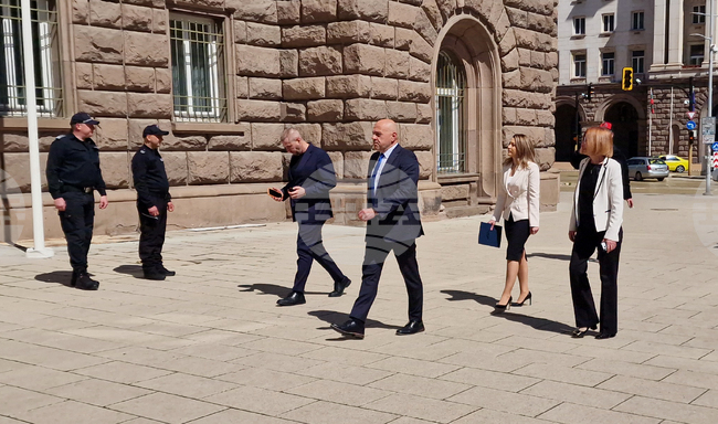 Представители на ГЕРБ – СДС пристигнаха в президентството за консултации с президента Илияна Йотова