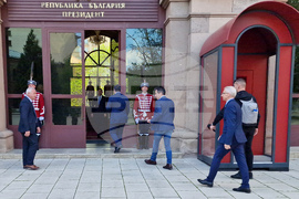 „Продължаваме промяната” - консултации - президент - пристигане