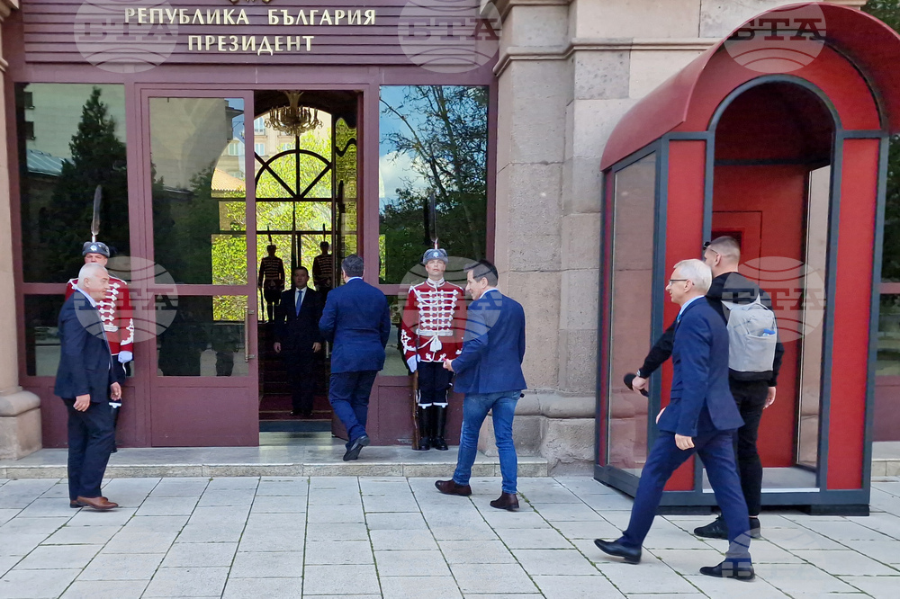 „Продължаваме промяната” - консултации - президент - пристигане