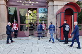 „Продължаваме промяната” - консултации - президент - пристигане