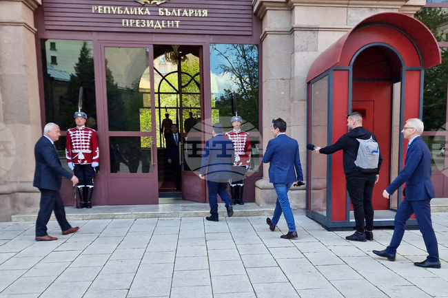 „Продължаваме промяната” - консултации - президент - пристигане