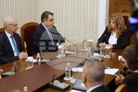 „Продължаваме промяната“- президент - консултации