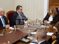 „Продължаваме промяната“- президент - консултации