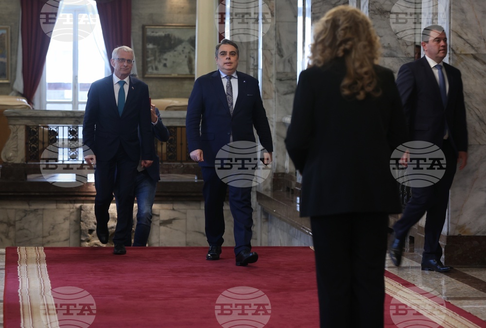 „Продължаваме промяната“- президент - консултации