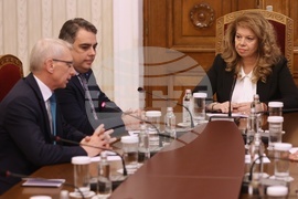 „Продължаваме промяната“- президент - консултации