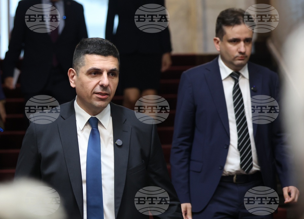 Президент - „Демократична България " - консултации