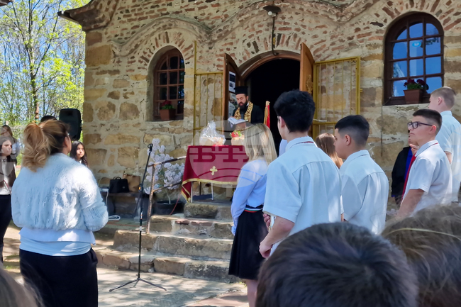 Перник - освещаване на училищни знамена