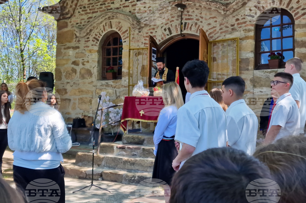 Перник - освещаване на училищни знамена