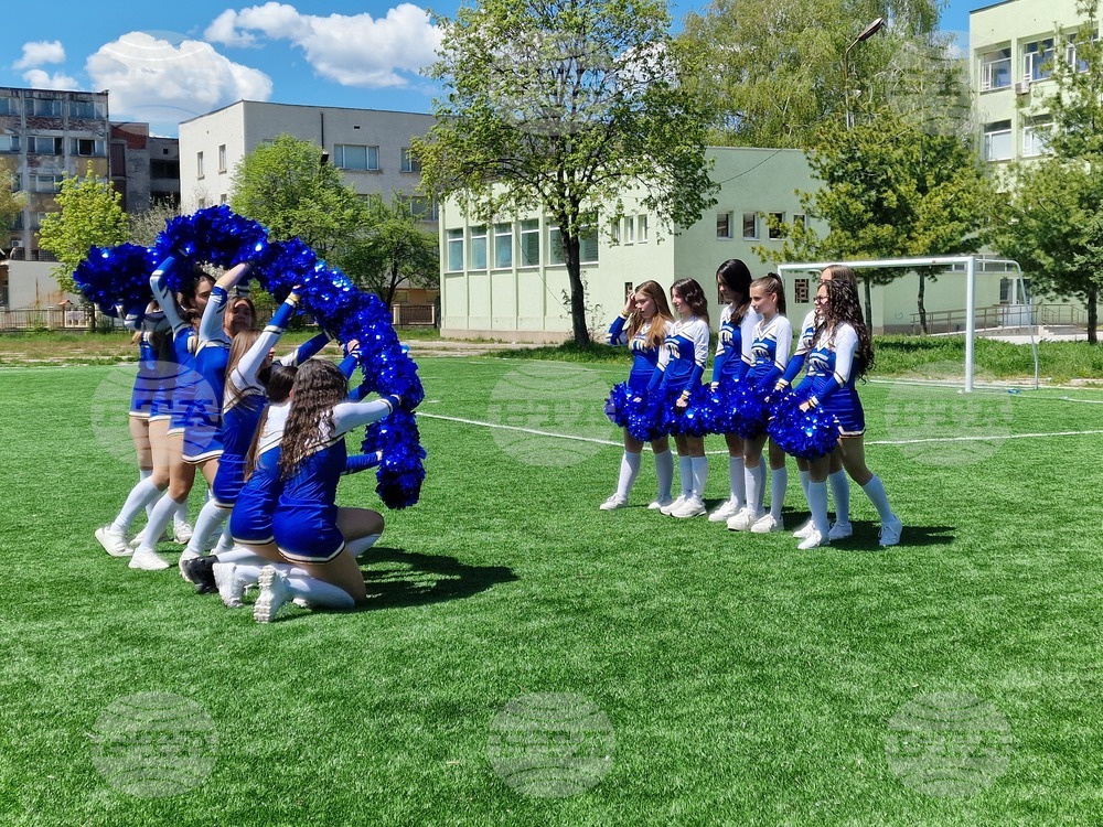 Отборът по чирлидинг на ПГ „Арх. Йордан Миланов“ в Перник търси финансова подкрепа, за да участва в европейско първенство