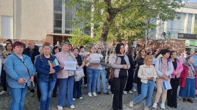 Граждани протестираха в Карлово в подкрепа на служителите в карловската болница и поискаха оставката на управителя на болницата и на кмета