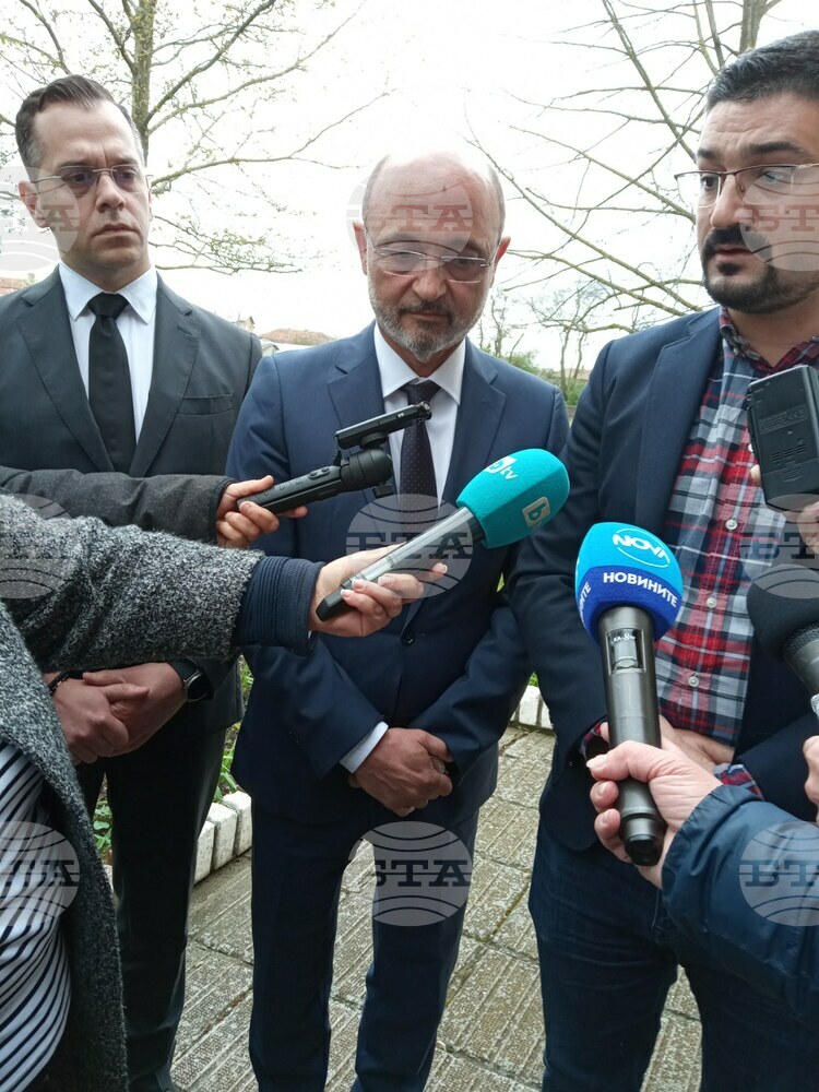 В малките населени места в страната ще бъдат открити амбулаторни центрове с лекар и медицинска сестра, съобщи здравният министър д-р Асен Меджидиев