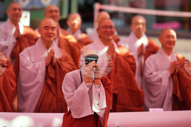 APTOPIX South Korea Buddhism Robot