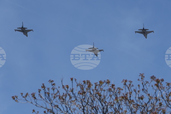 За първи път новите бойни самолети F-16 Block 70 прелетяха над площад „Св. Александър Невски“ в края на водосвета по повод 6 май