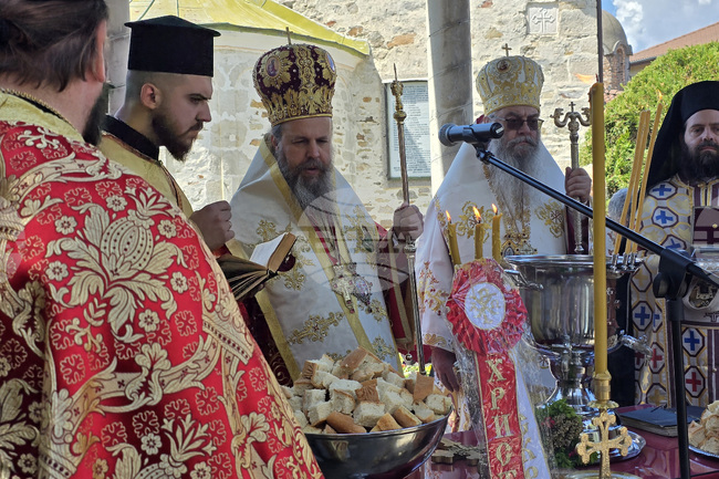 Свети Георги е пример за отдаденост към християнската вяра, каза Неврокопският митрополит Серафим в Хаджидимово