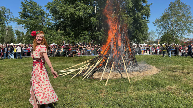 Хиляди хора, включително туристи от България и Балканите, отпразнуваха в Одрин традиционните празници Какава и Хъдреллез, отбелязващи настъпването на пролетта