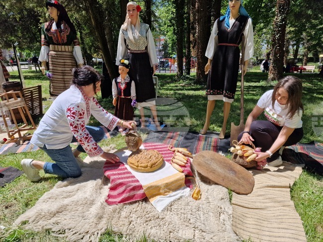 Производители от целия пернишки регион се събраха на изложение в градския парк в Радомир, където се състоя и празникът „Заедно на Гергьовден“