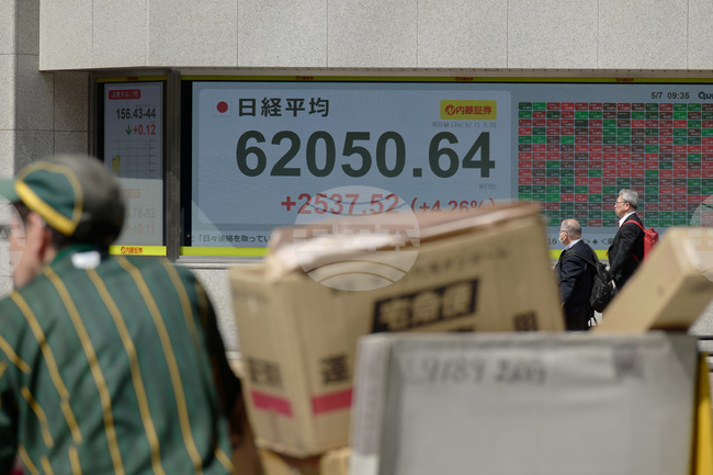 Японският индекс Nikkei 225 премина за първи път границата от 62 000 пункта, а пазарите в Азия пренебрегнаха новите заплахи на Тръмп към Иран