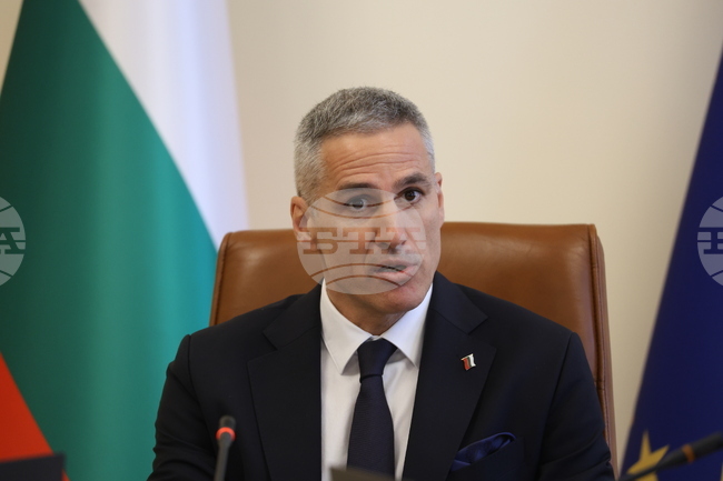  Министрите от кабинета "Гюров" не се скриха зад унизителното оправдание "за два месеца - толкова", каза служебният премиер