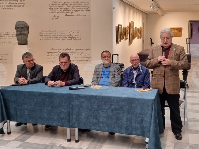 Библиотека и училище в Кюстендил получиха дарение от книги
