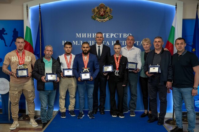 Министърът на спорта Димитър Илиев награди медалистите от Европейското първенство по вдигане на тежести