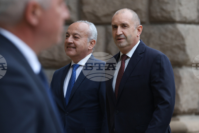 Румен Радев и представители на "Прогресивна България" пристигнаха в президентството 