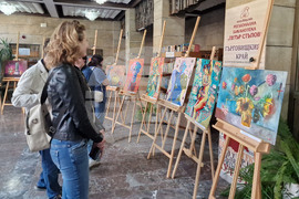 Търговище - изложба - „Следи от цветове“