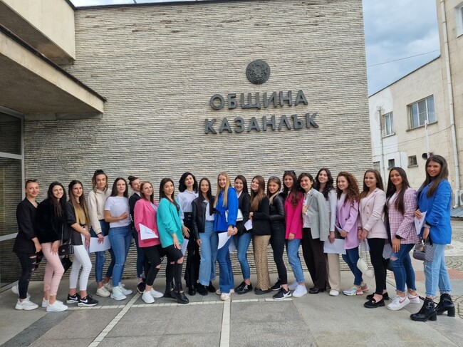 Над 20 абитуриентки от Казанлък ще се състезават в 55-ото издание на конкурса "Царица Роза" на 19 май