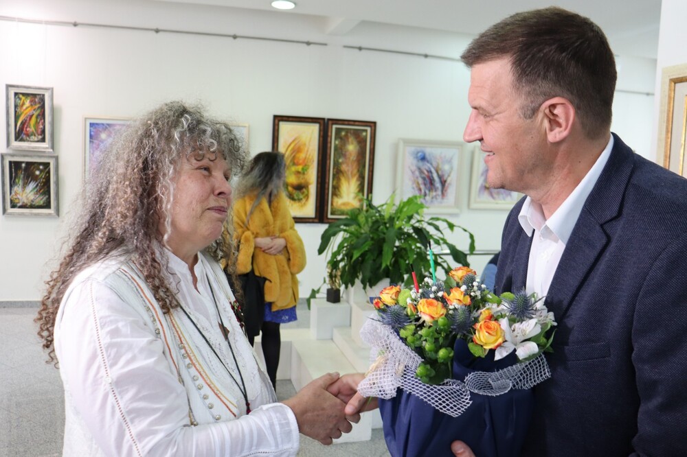 Община Хасково: Живописна експлозия от цветове под надслов „Безкрайна вселена“ представя от днес в галерия „Форум“ Снежана Генева