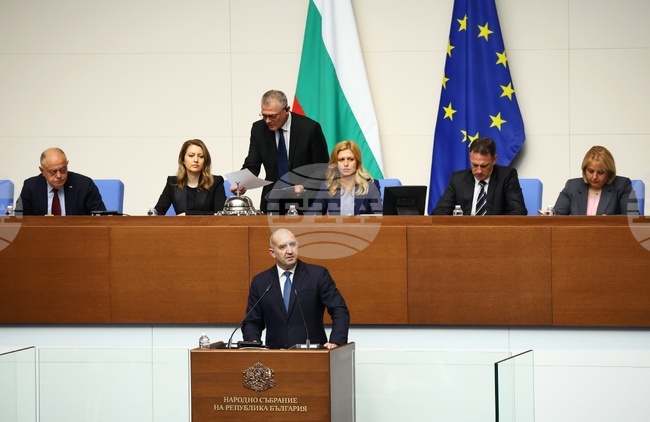Българските граждани очакват конструктивен дух, парламентът да произвежда закони и решения, а не скандали, заяви Румен Радев