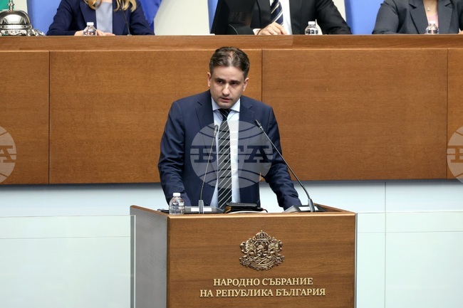 Няма да подкрепим предложеното правителство, но му пожелаваме успех да премахне предпоставките за политическа криза, заявиха от "Демократична България"