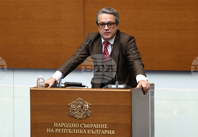 Няма да подкрепим кабинета „Радев“, но ще гласуваме „въздържал се“, заяви Тома Биков от ГЕРБ – СДС