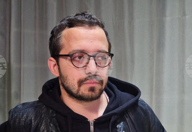 Брехт ни показва, че светът е променим и човек носи отговорност за обществото, в което живее, каза режисьорът Ростислав Георгиев