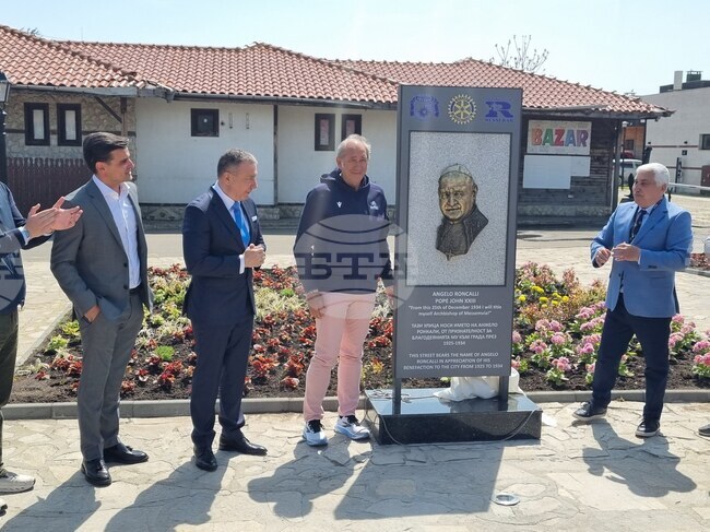 В деня на старта на Джиро д'Италия откриха барелеф на папа Йоан ХХІІІ в Несебър 