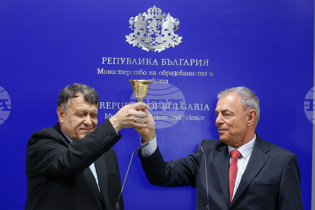 Новият министър на образованието и науката проф. Георги Вълчев прие поста от своя предшественик