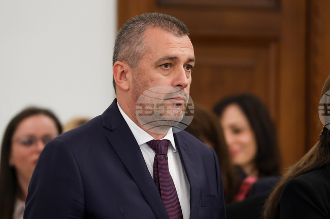 Министър Георги Пеев ограничи разходите и новите договори в транспортните дружества