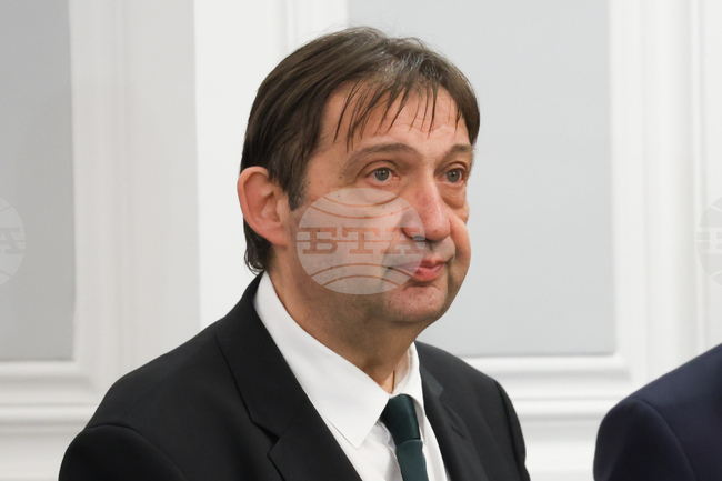 Най-важното е да развием пътния сектор и у нас да започне да се строи по различен начин, каза министър Иван Шишков