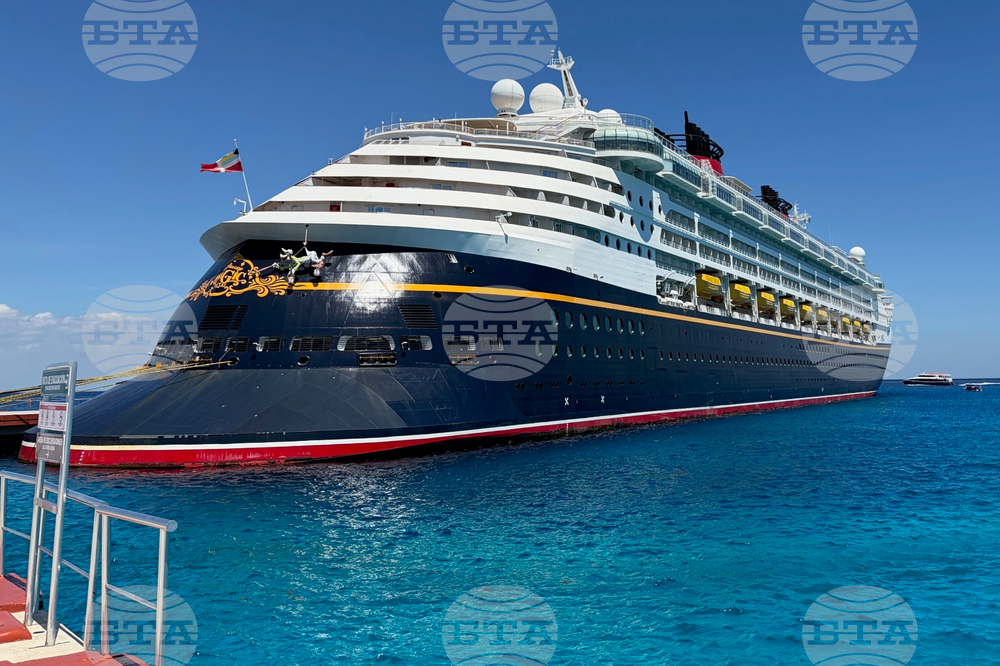 US Cruise Ship Crew Detained