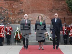 Паметник на Незнайния войн - церемония по поднасяне на венци и цветя